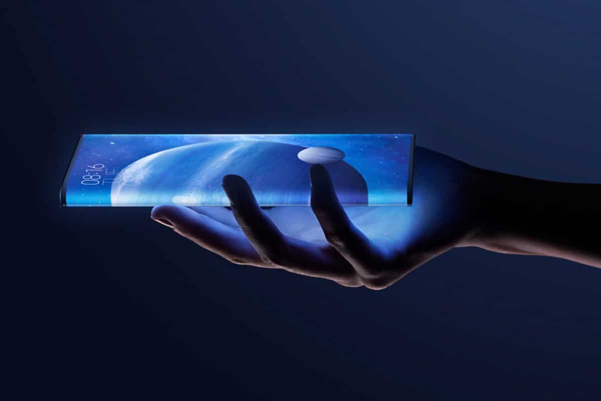 mão segurando celular com display no corpo inteiro, iluminada pelo brilho azul da tela