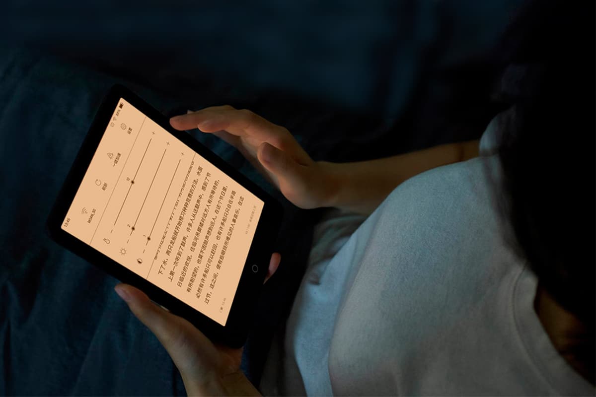 Mulher sentada com o Xiaomi Mi Reader Pro em seu colo
