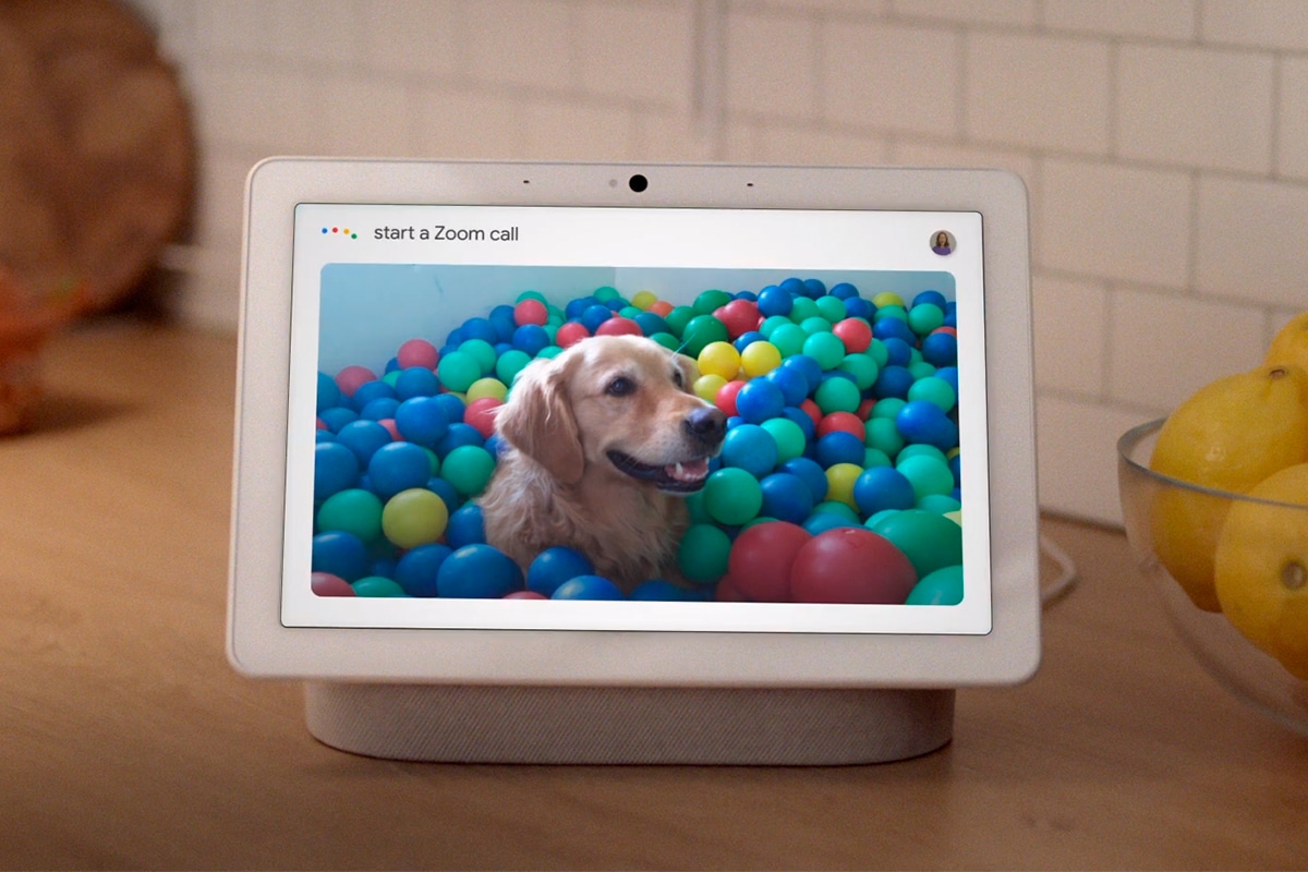 Imagem promocional do Google para demonstrar integração do Google Nest Hub Max ao Zoom. Na imagem, dois homens negros saudando na frente da câmera