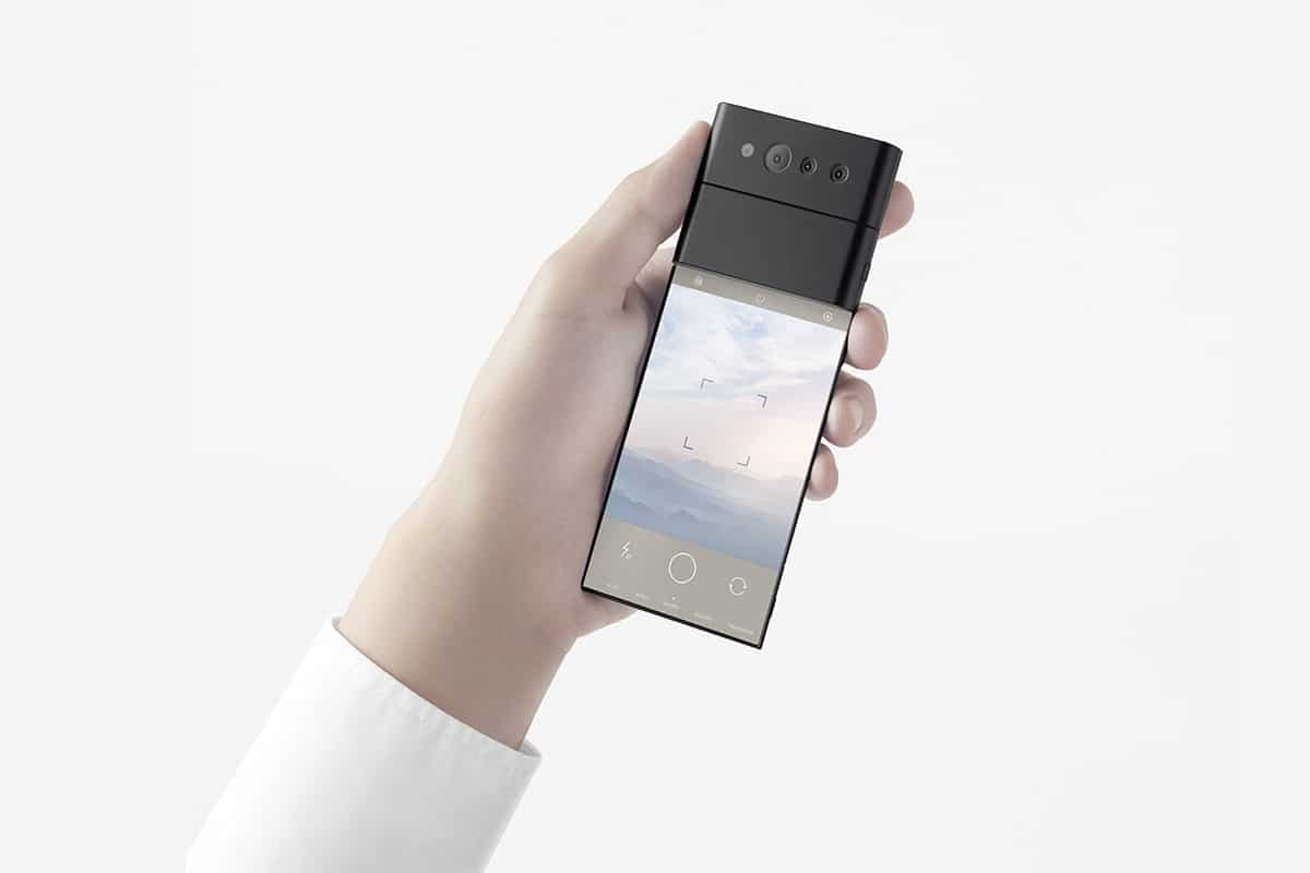 mão segurando o oppo triplo com uma dobra expondo parcial da tela