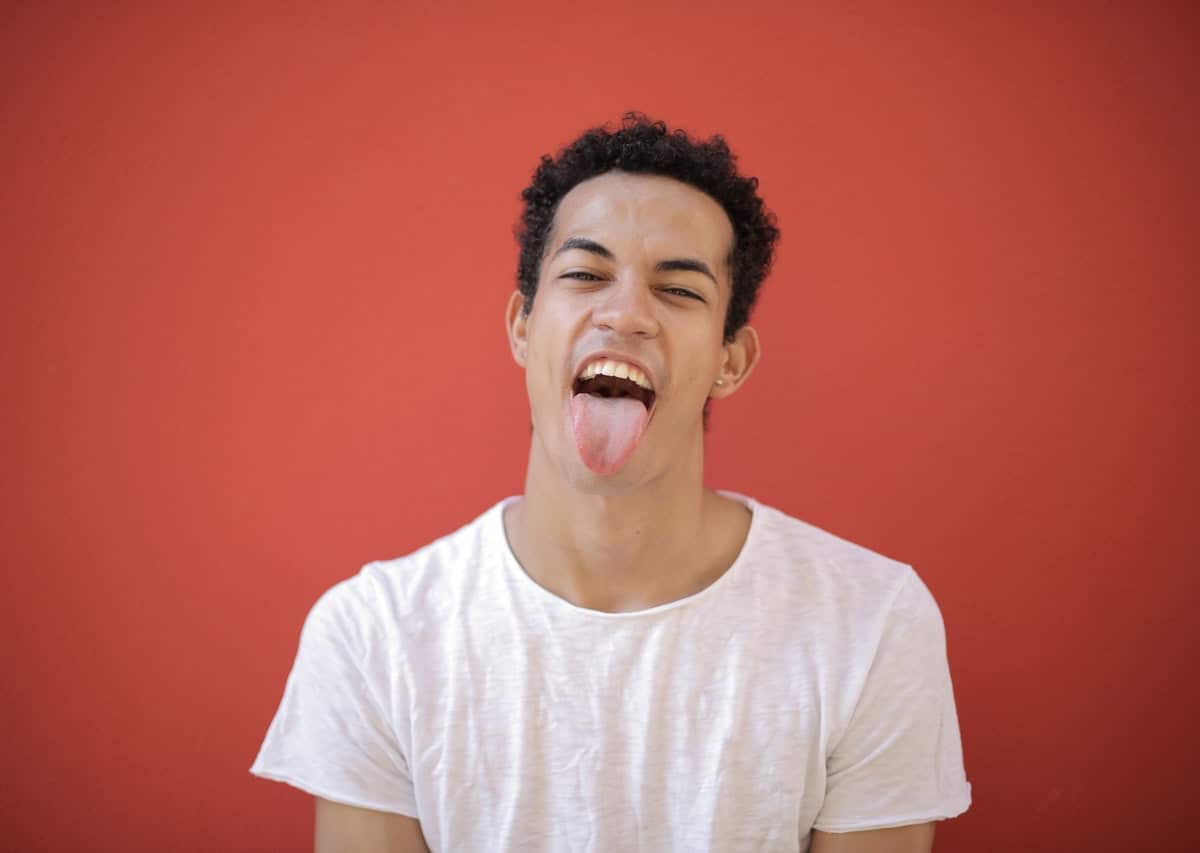 Próximos AirPods poderão ser controlados com a língua.