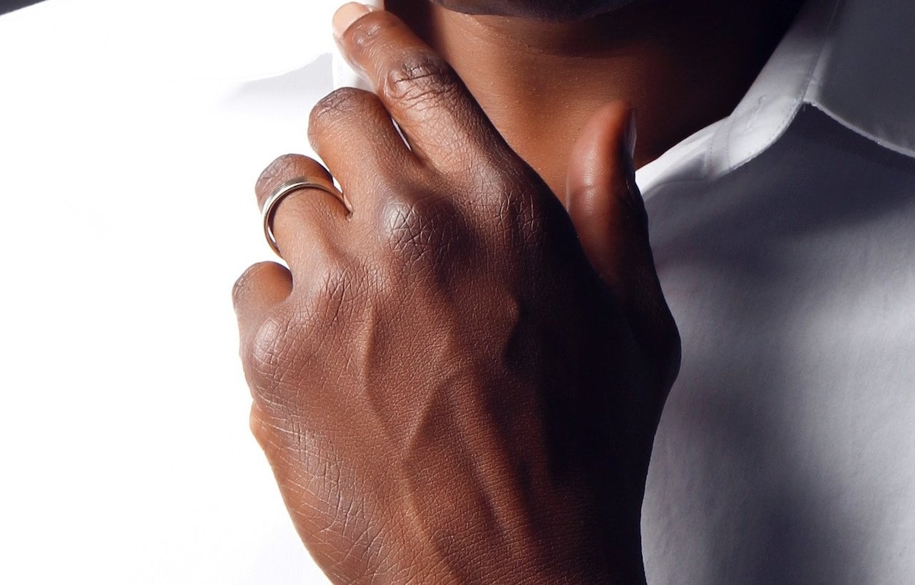 Samsung cria patente para anel que pode carregar um celular. Na imagem ilustrativa, mão no queixo com um anel.