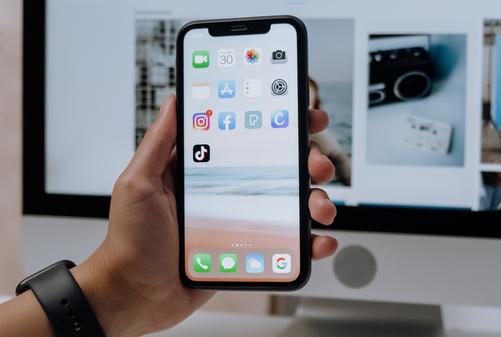 Na imagem Mark Zuckerberg que comanda o Facebook, a empresa acaba de comprar a startup Kustomer. Na foto, tela de iPhone com o app do Facebook