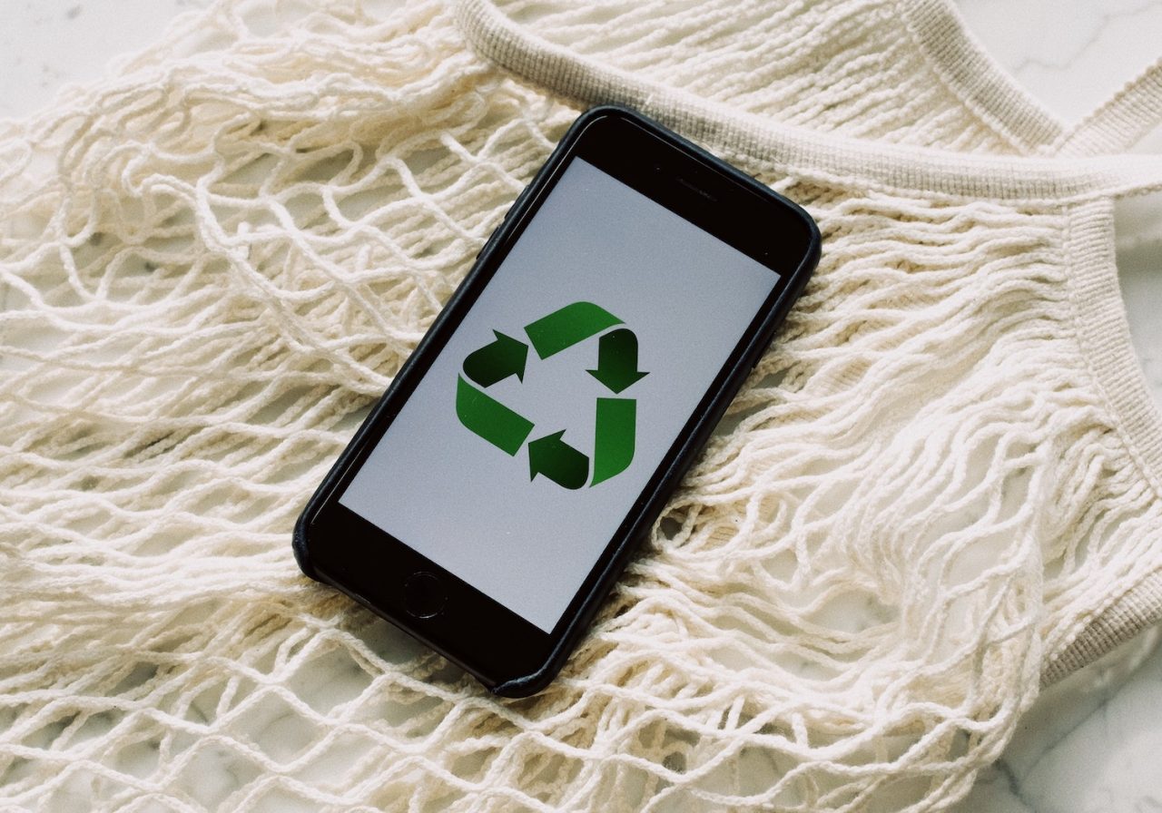 Celular para descartar com logo reciclável