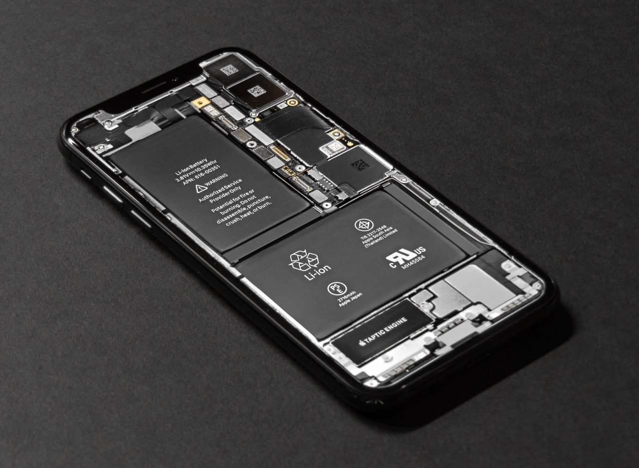 iPhone com bateria exposta