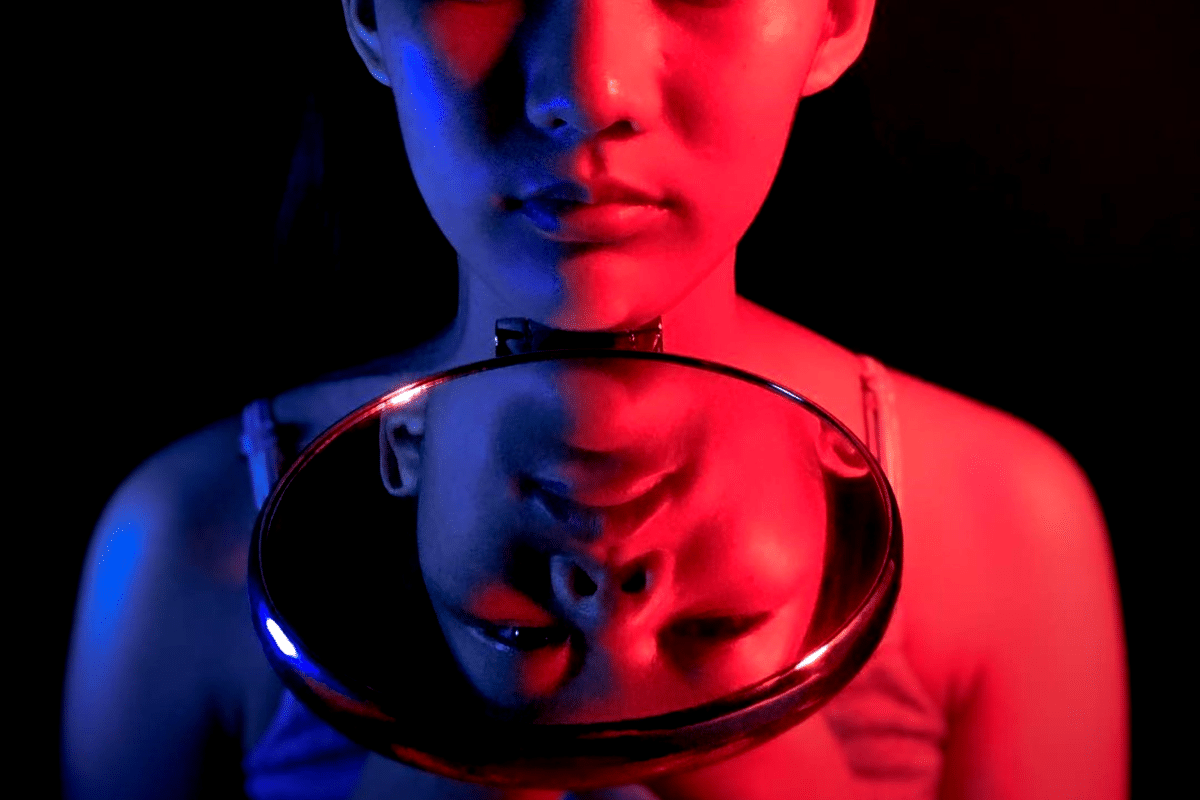 Moça olhando espelho