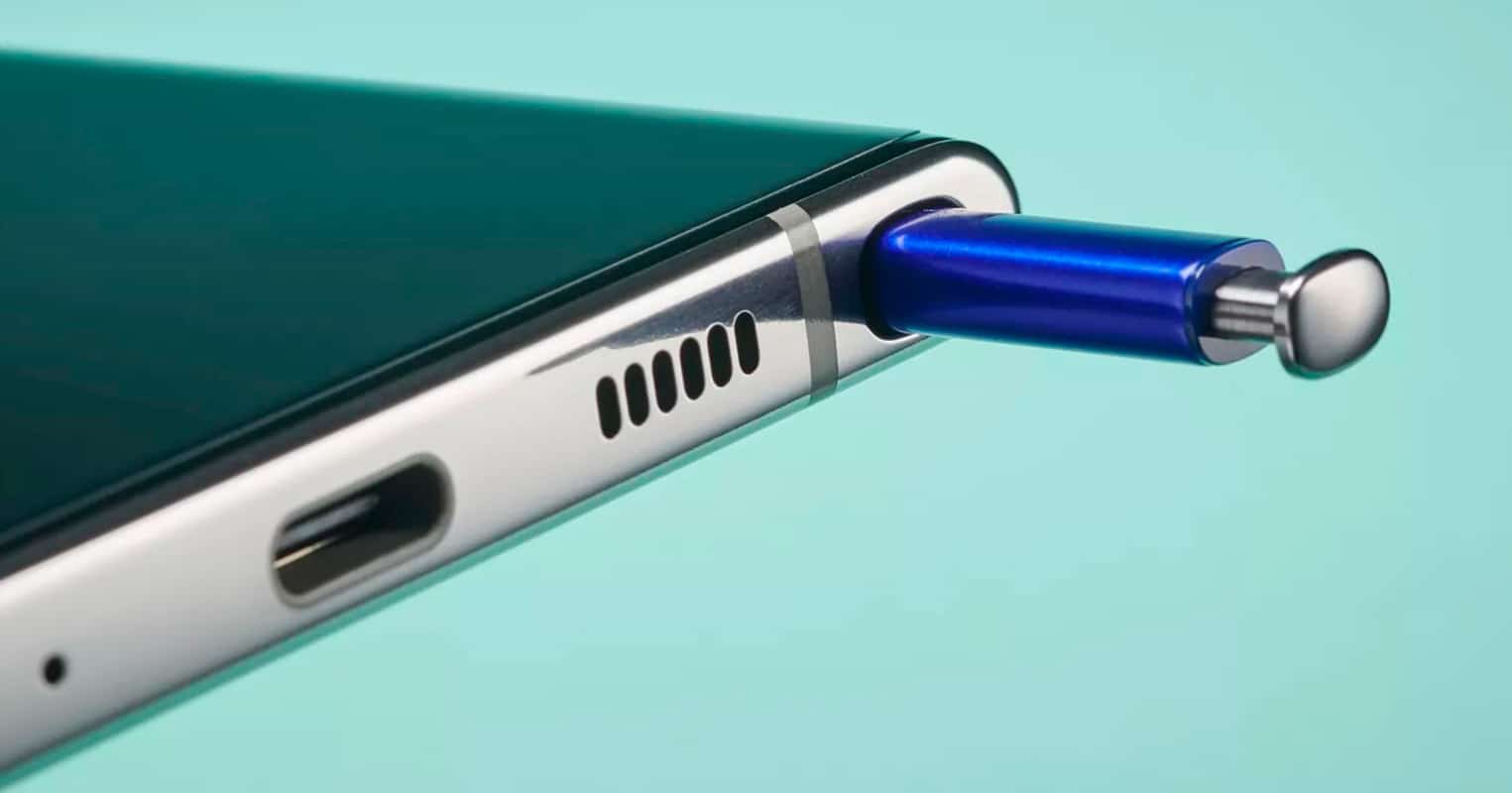 Imagem mostra um Galaxy Note com a Spen encaixada na borda do celular - Aparelho sofreu o risco de ser cancelado após a confirmação que os Galaxy S21 e Galaxy Z Fold 3 também terão suporte a S Pen