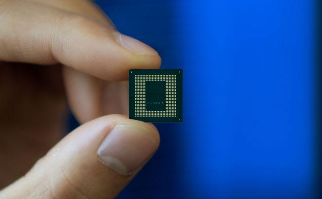 mão segurando um chip snapdragon 888, da Qualcomm. Chip terá tecnologia com modem X60 5G