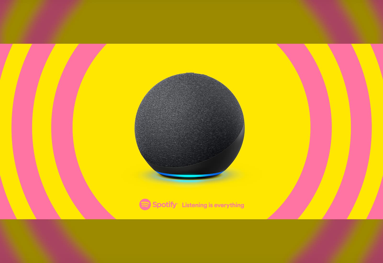 Imagem mostra uma caixa Echo Dot da Amazon e ao fundo uma arte amarela e laranja - Alexa agora pode reproduzir podcasts do Spotify no Brasil