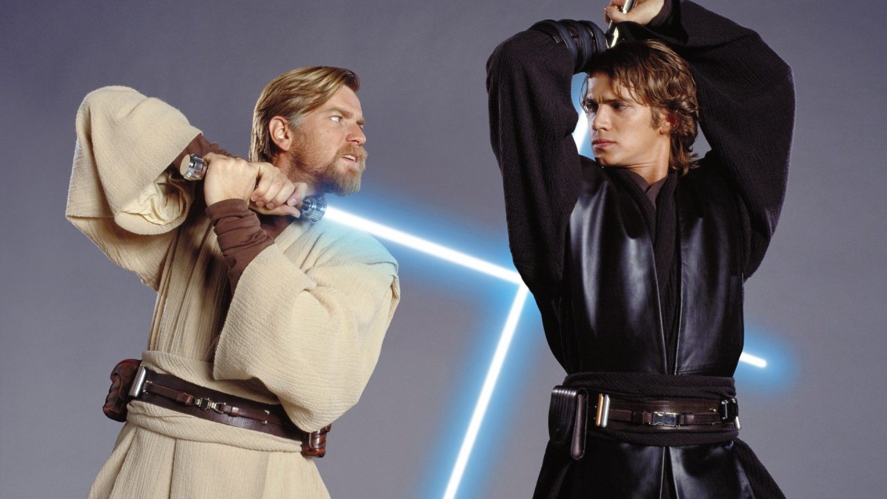 Imagem mostra os personagens Obi Wan-Kenobi e Anakin Skywalker cruzando sabres de luz - foto foi tirada durante a divulgação de Star Wars Episódio III - os atores Ewan McGregor e Hayden Christensen reprisarão seus papéis na Disney+ - empresa planeja 10 novas séries de Star Wars e da Marvel