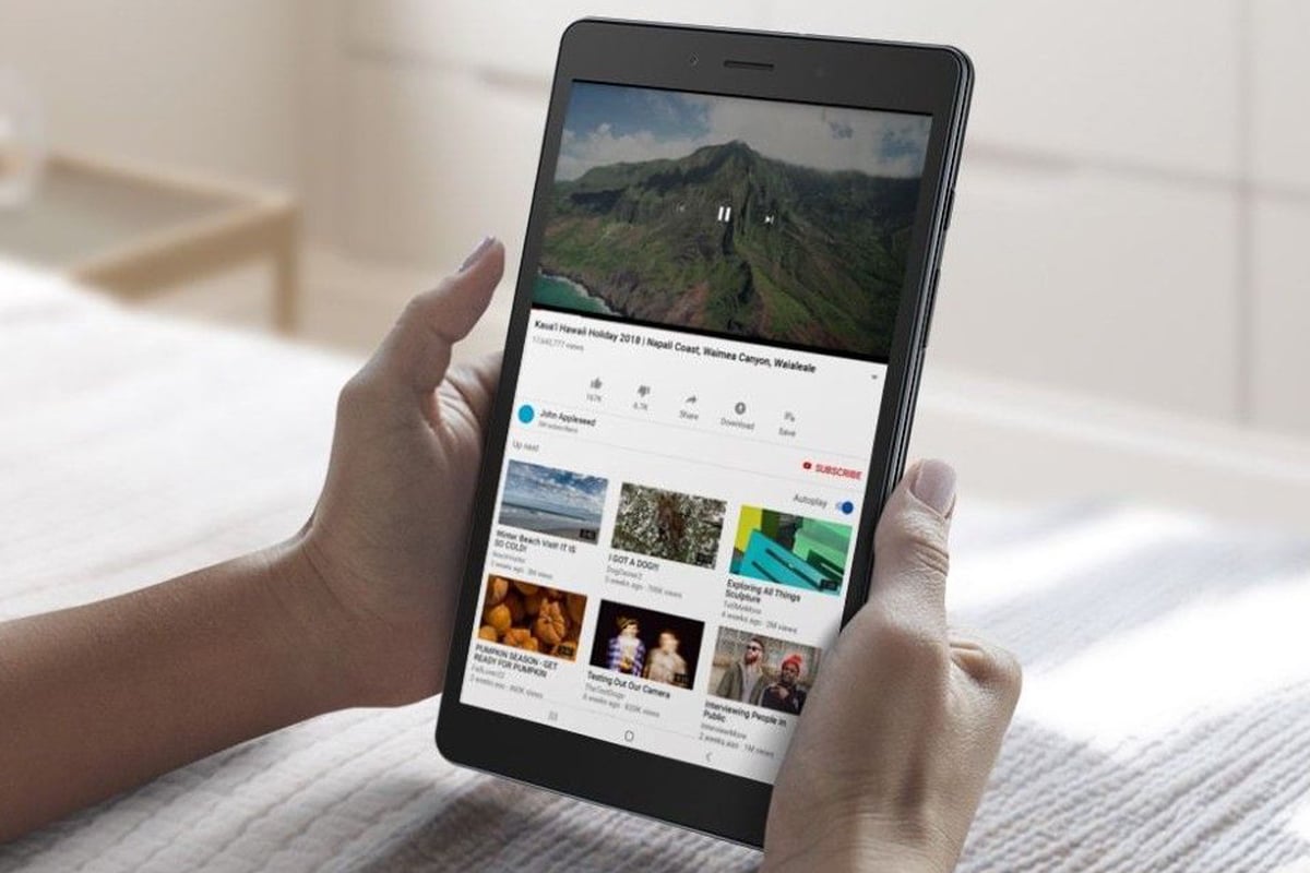 tablet Samsung sendo segurado pelo usuário com as duas mãos