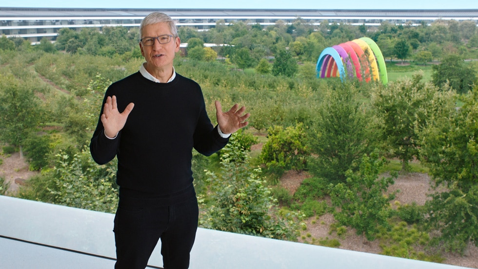Foto de Tim Cook, CEO da Apple, na frente da escultura do Apple Park
