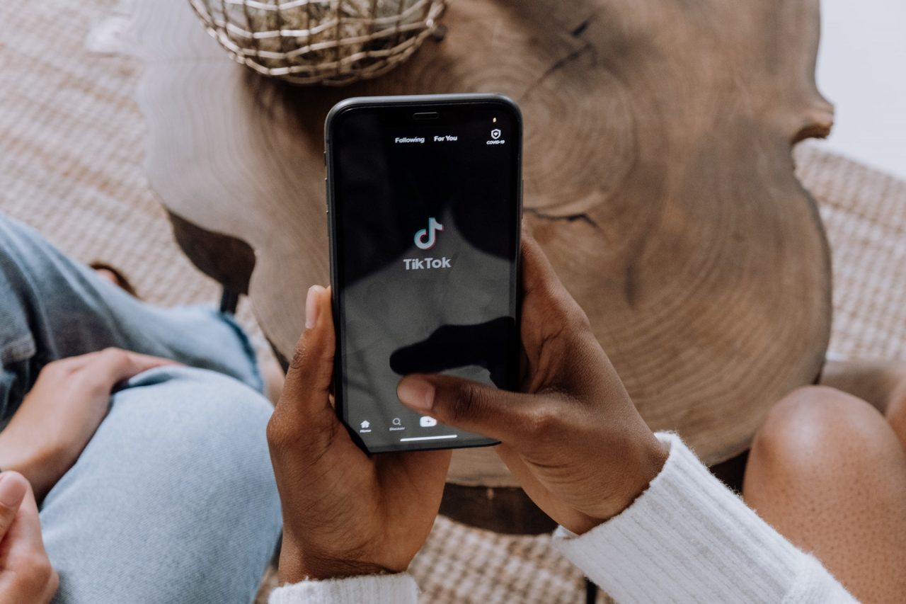 TikTok sendo usado num celular