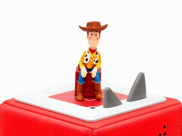Caixas de som Tonies permitem a interação com bonecos RFID - imagem mostra um boneco do Woody, de Toy Story, sentado em uma Toniebox - tecnologia é a mesma utilizada pelos amiibos, da Nintendo