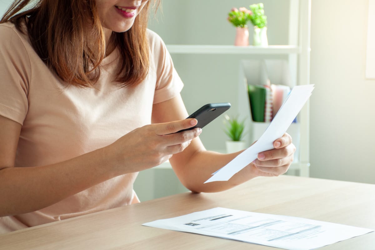 Imagem de mulher pagando conta da Vivo com assinatura Yalo e Amazon Prime