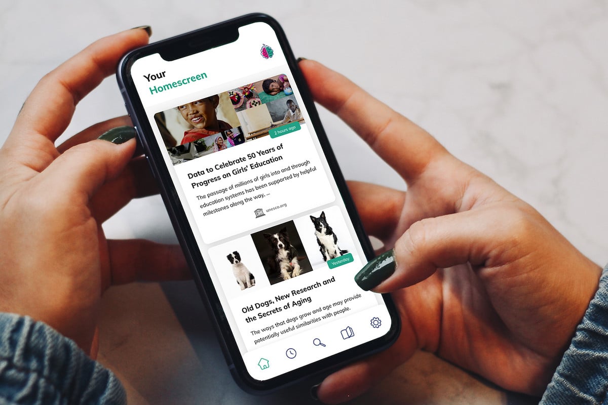 Imagem de um celular usando o browser Xayn que garante privacidade