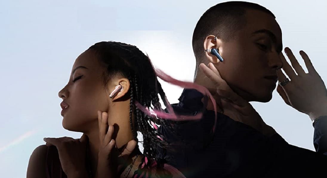 Uma mulherusando o fone Soundcore Liberty Air 2 Pro e um homem