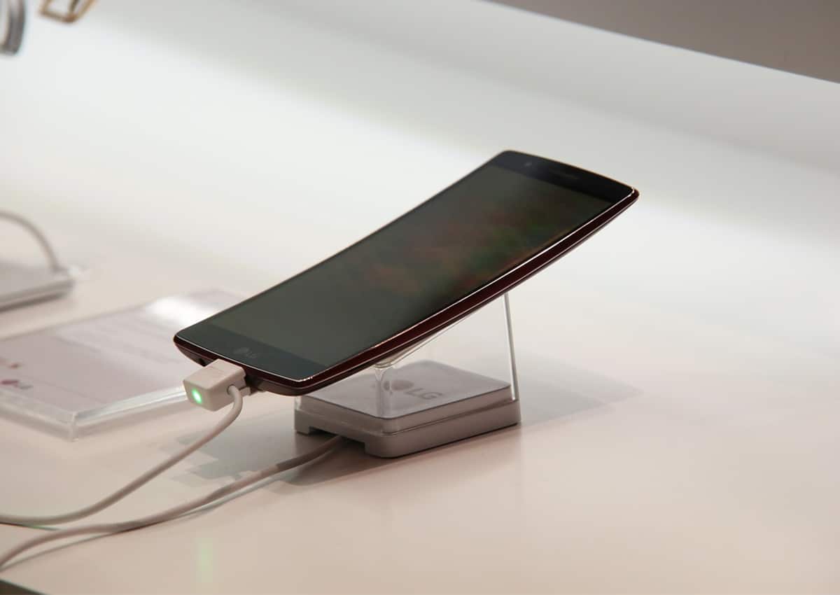 Celular LG Flex 2 em exposição em uma loja