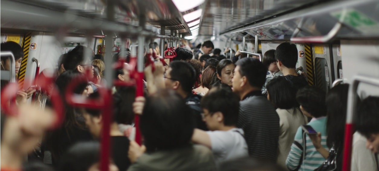 Imagem de metrô na China simula ambiente de foto vazada de celular dobrávXiaomiel da
