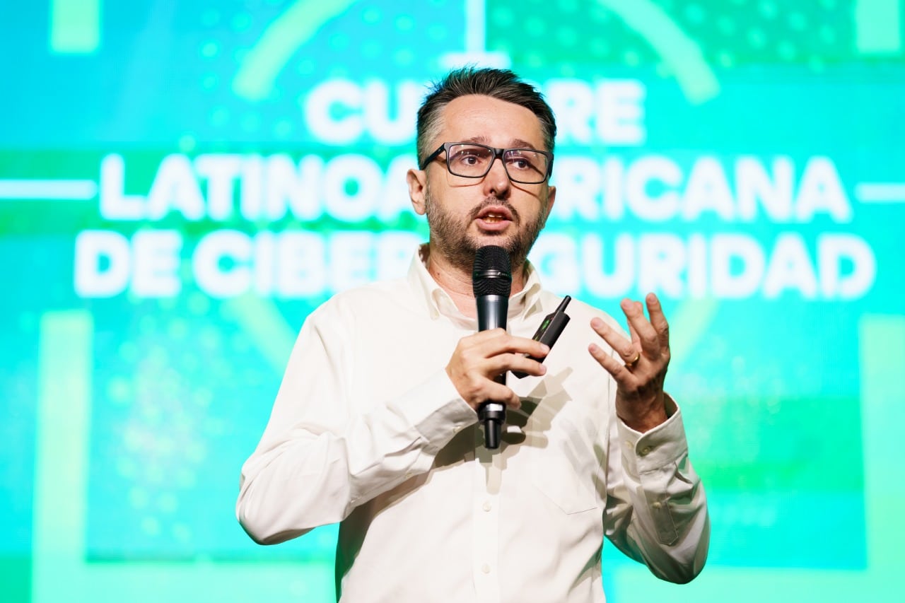 Fabio Assolini, analista da Kaspersky, afirmou que a nova política de privacidade do WhatsApp é pior para os usuários