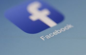 Facebook se posiciona e toma medidas drásticas após invasão ao Capitólio
