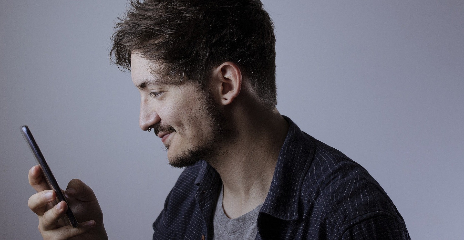 Homem branco manuseia smartphone tecnologia avança em 2020