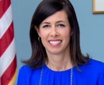 Indicada por Biden, Jessica Rosenworcel assume liderança provisória da FCC