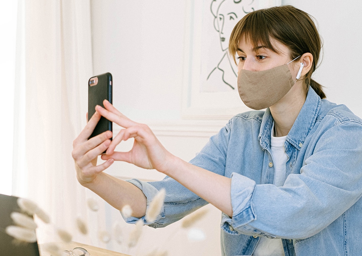 Pessoa com o celular em uma vídeochamada no Google Duo com recurso de centralização automática