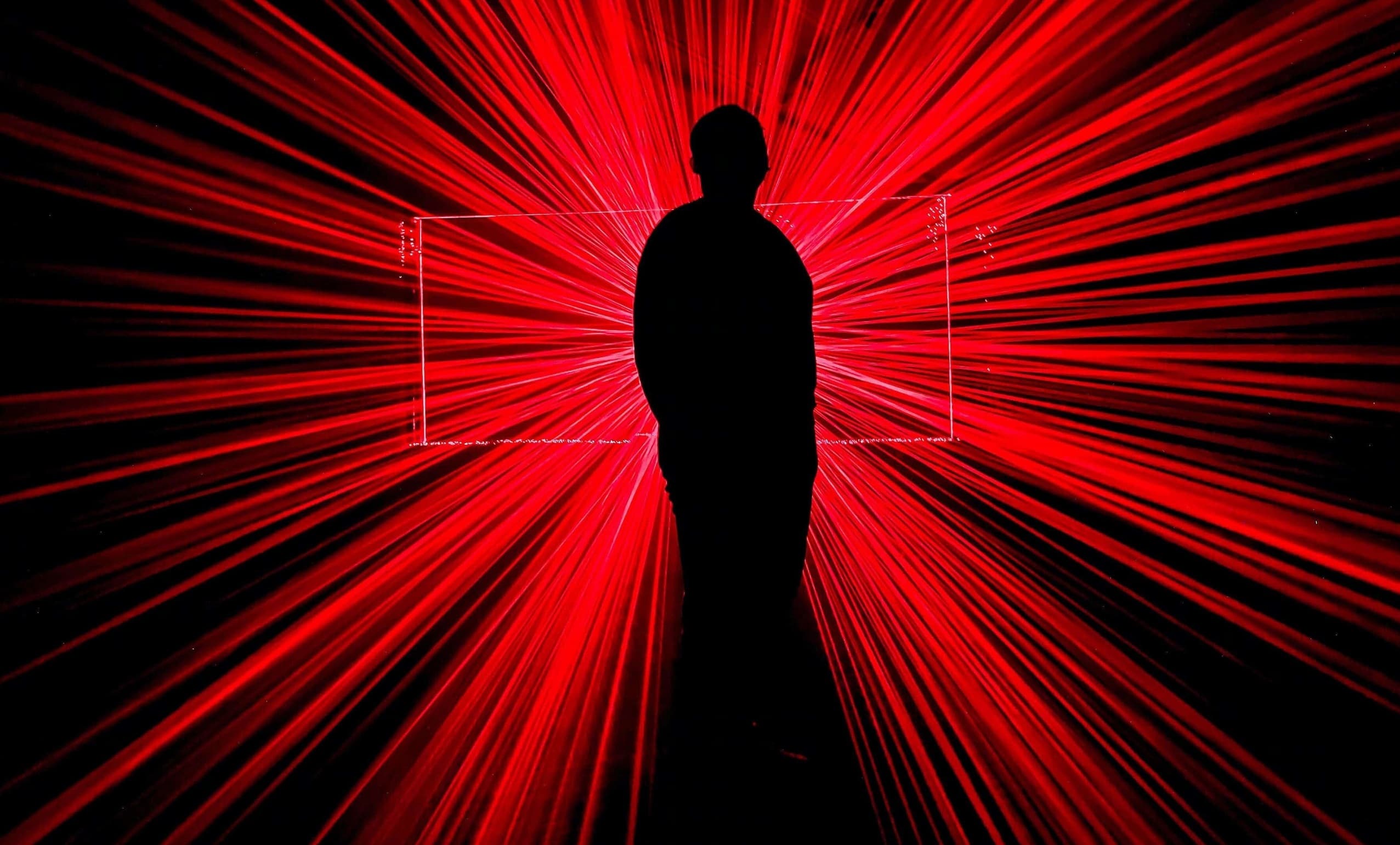 Sombra de um homem e feixes de luz vermelha - Amostras de câmeras Vivo X60 Pro +