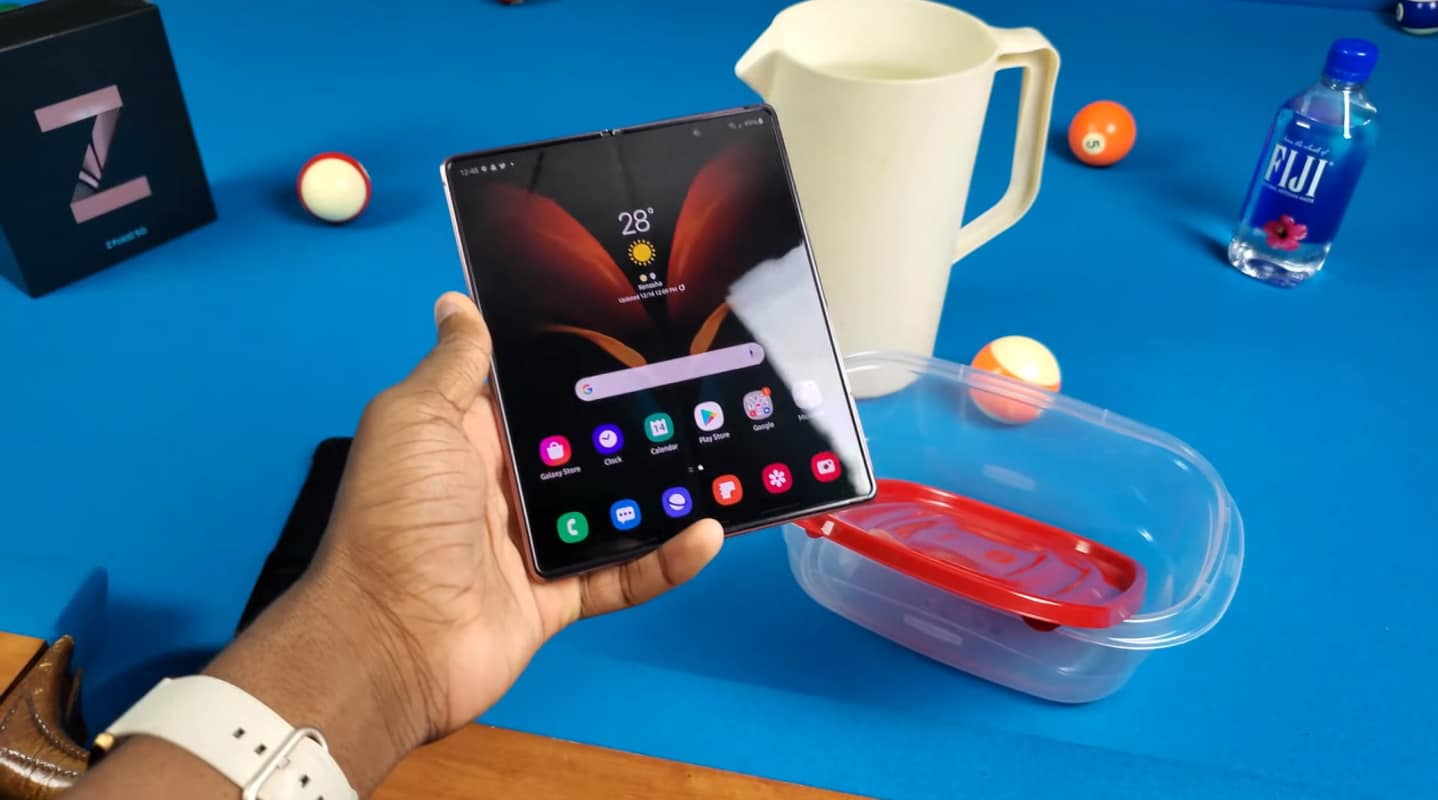 YouTuber segura o Galaxy Z Fold 2 antes de afundar o flagship na água para testar resistência do celular da Samsung