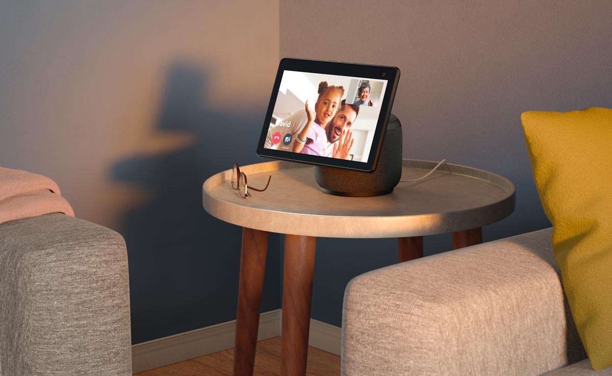 mesa de sala com amazon echo show 10 acima, mostrando uma foto em família