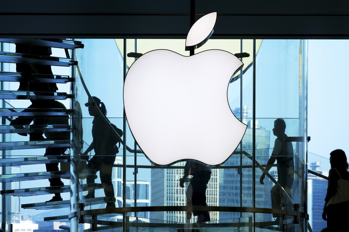 pessoas subindo e descendo escada de uma loja Apple