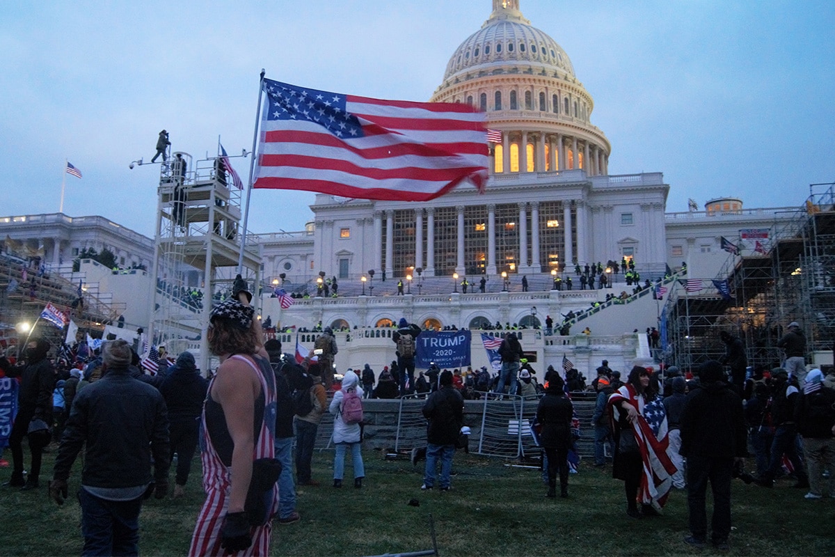 Após sair do ar, hackers recuperam vídeos postados na rede social Parler sobre a invasão do Capitólio e disponibilizam material em ordem cronológica. Foto: Tyler Merbler/Wikimedia