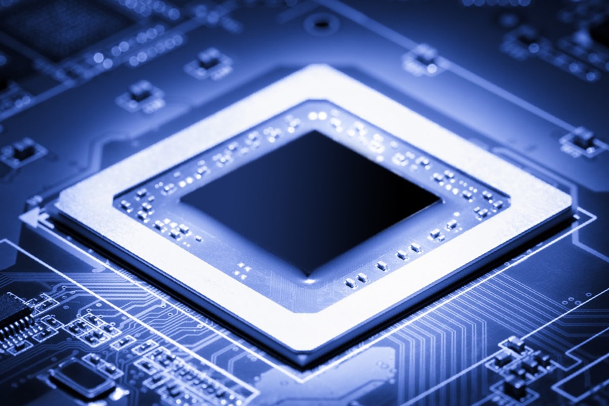 imagem artística de um chip sob uma iluminação azulada