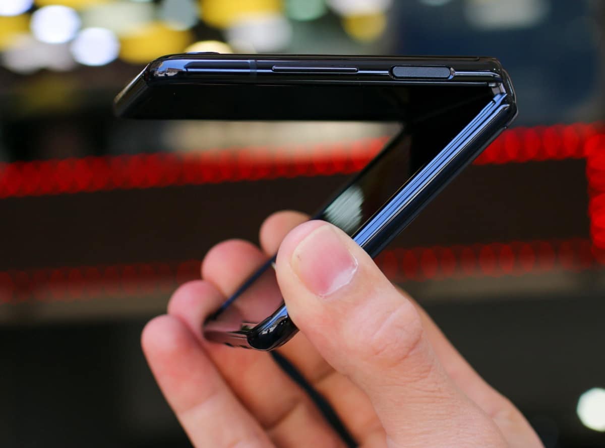 Detalhe das mãos de alguém segurando um Galaxy Z Flip, em Seul, na Coreia do Sul