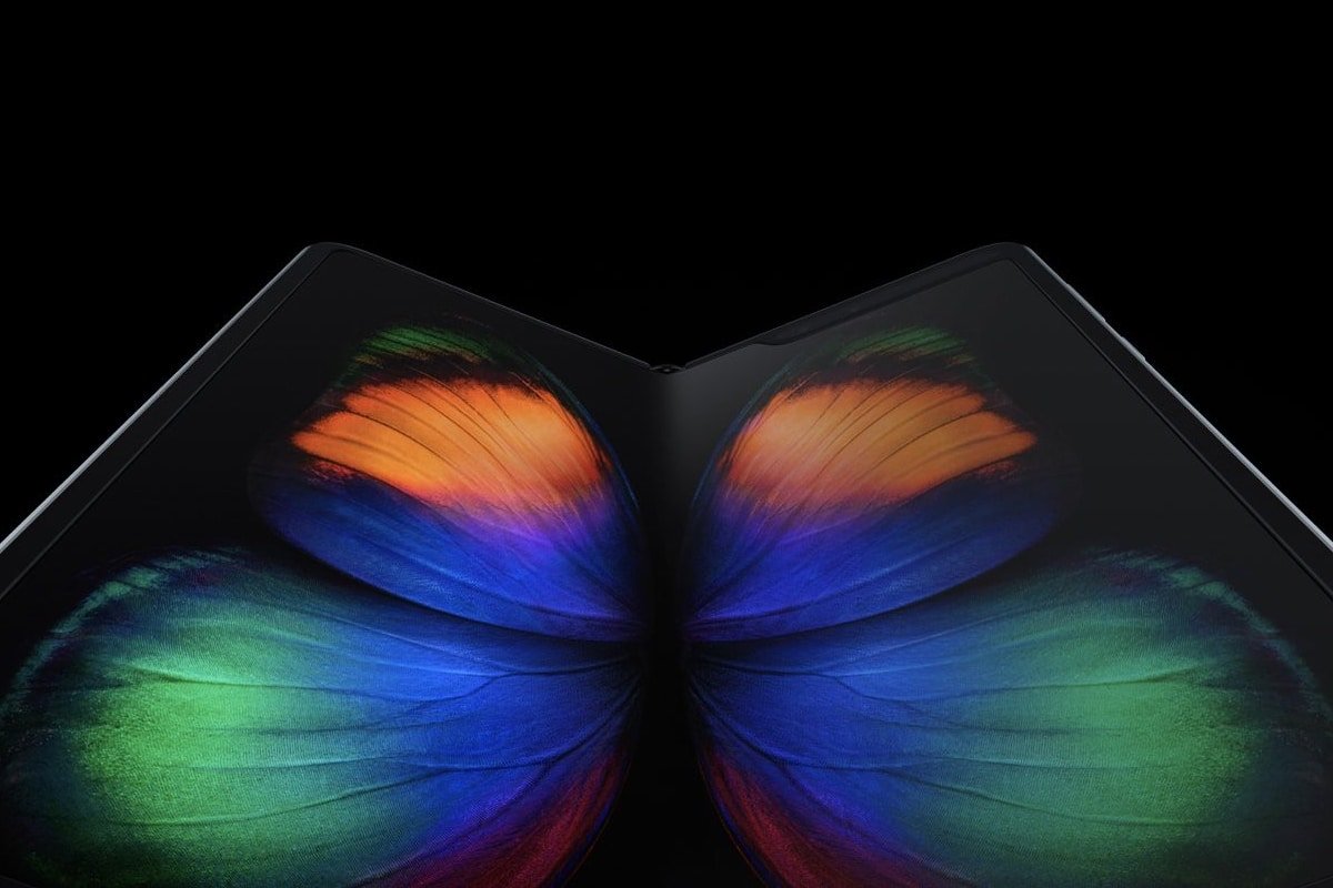 tela do Galaxy Fold com uma borboleta em formato artístico nas cores azul, verde e laranja