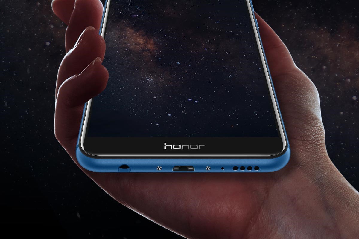 mão segurando um smartphone Honor com imagem de céu estrelado na tela e, ao fundo, um céu estrelado