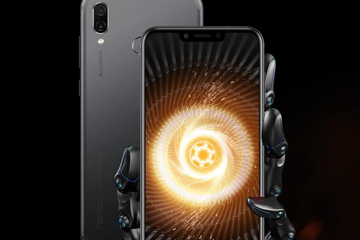 mão de robô segurando um celular honor que tem na tela uma imagem ilustrando um efeito circular em fogo. atrás, um celular honor de costas