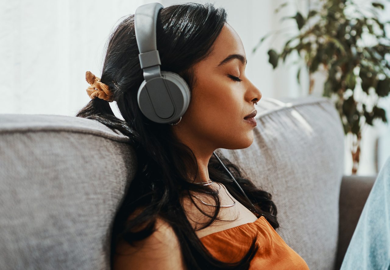 moça ouvindo um fone de ouvido