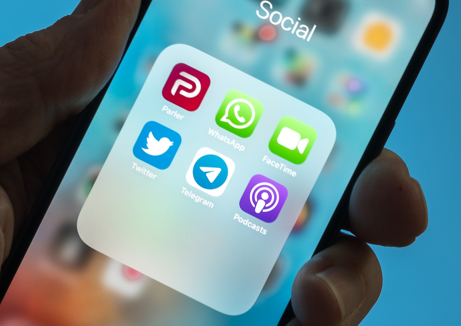 Tela de iPhone mostrando o app Parler