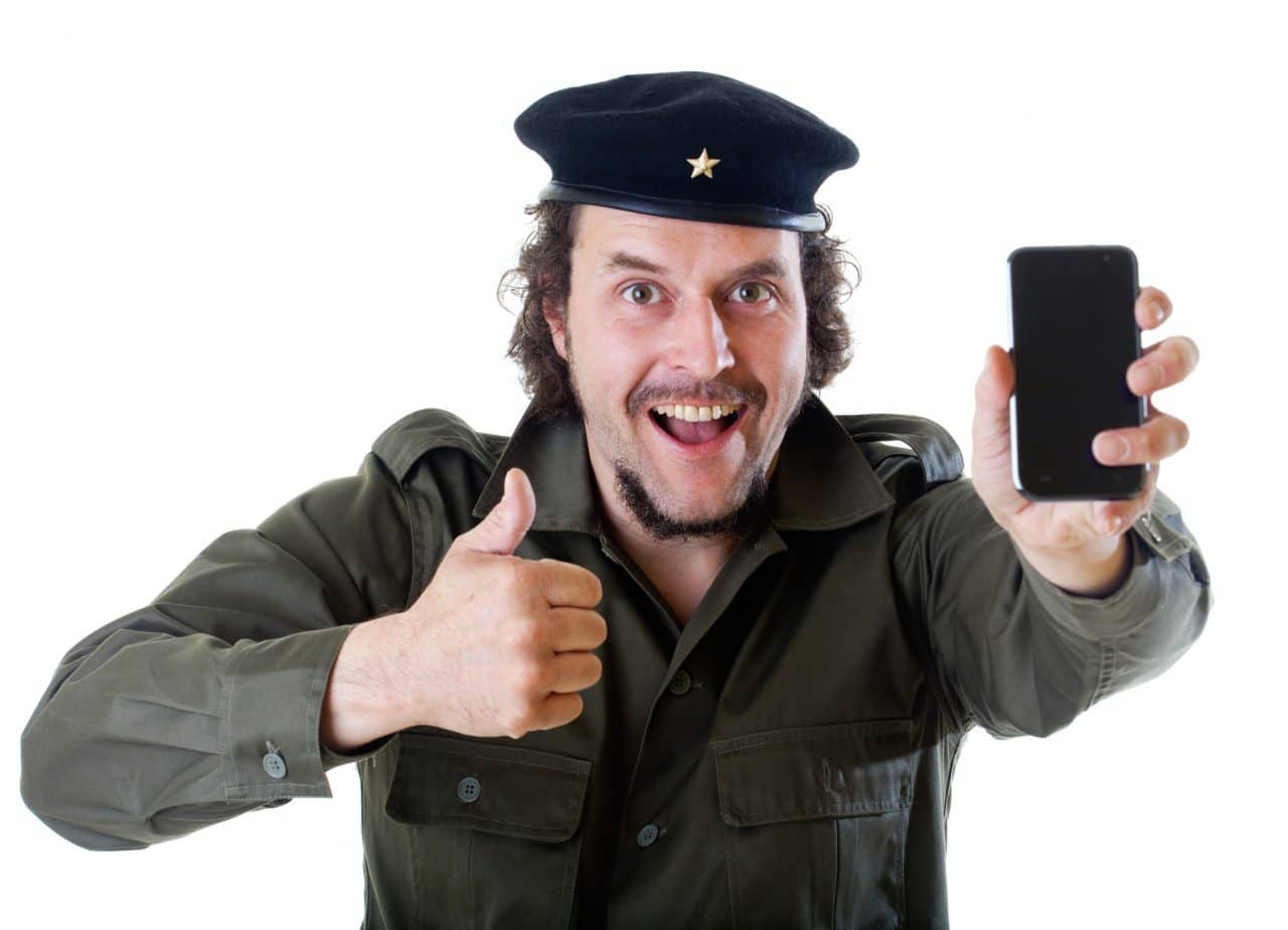 Che Guevara segura um celular