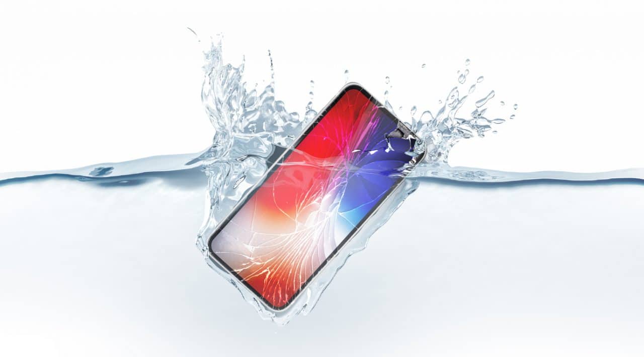 celular mergulhando na água