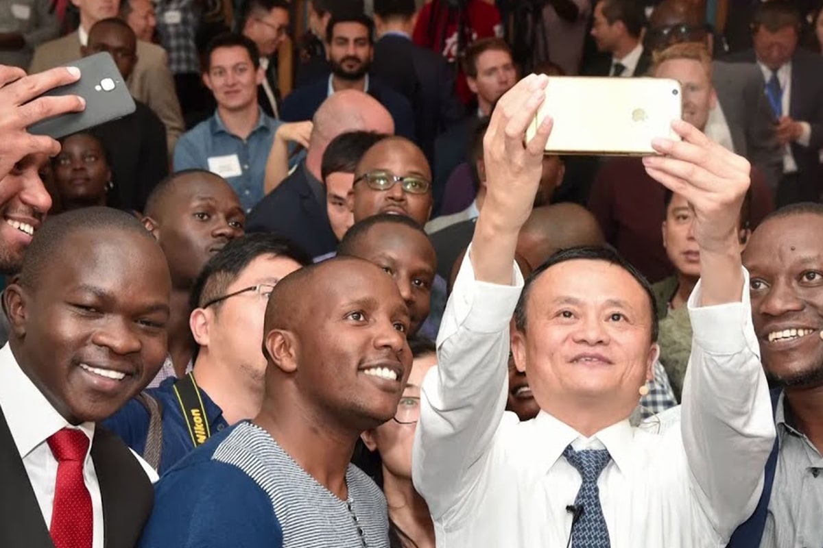 Jack Ma, fundador desaparecido do Alibaba, fazendo uma selfie com várias pessoas ao redor