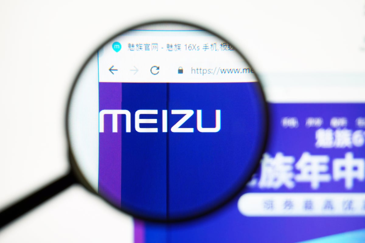Lupa aumentando o logo da Meizu no site da empresa