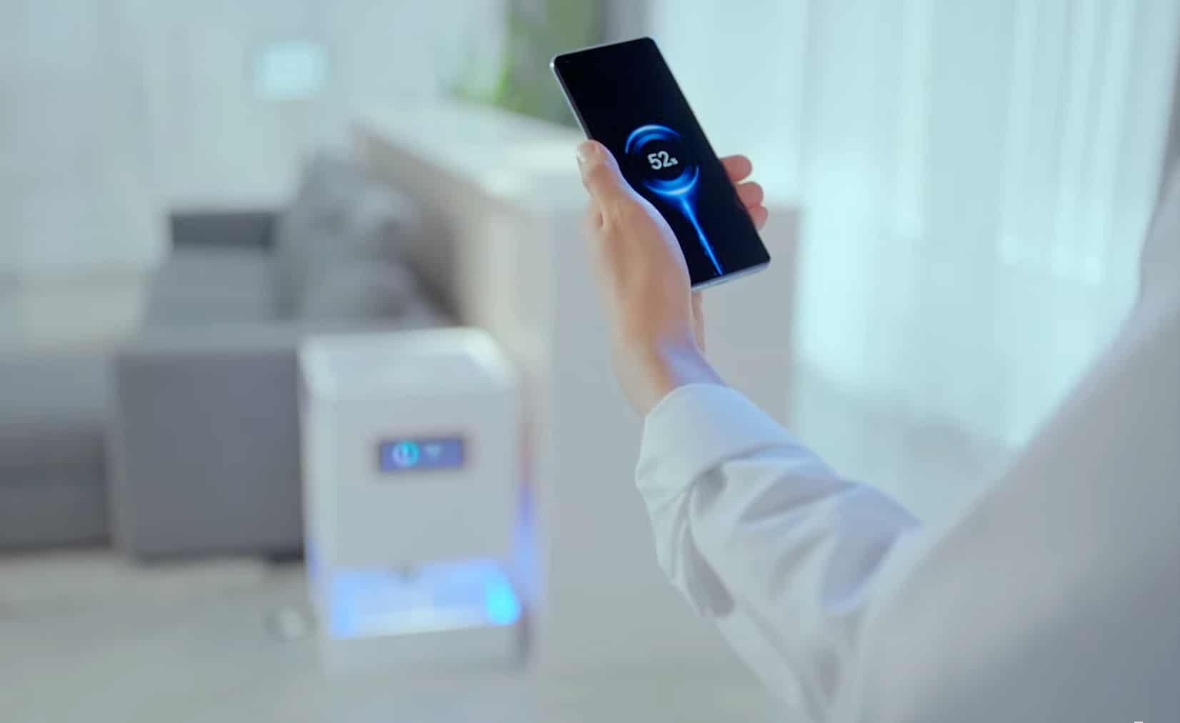 Carregando celular com o Mi Air Charge