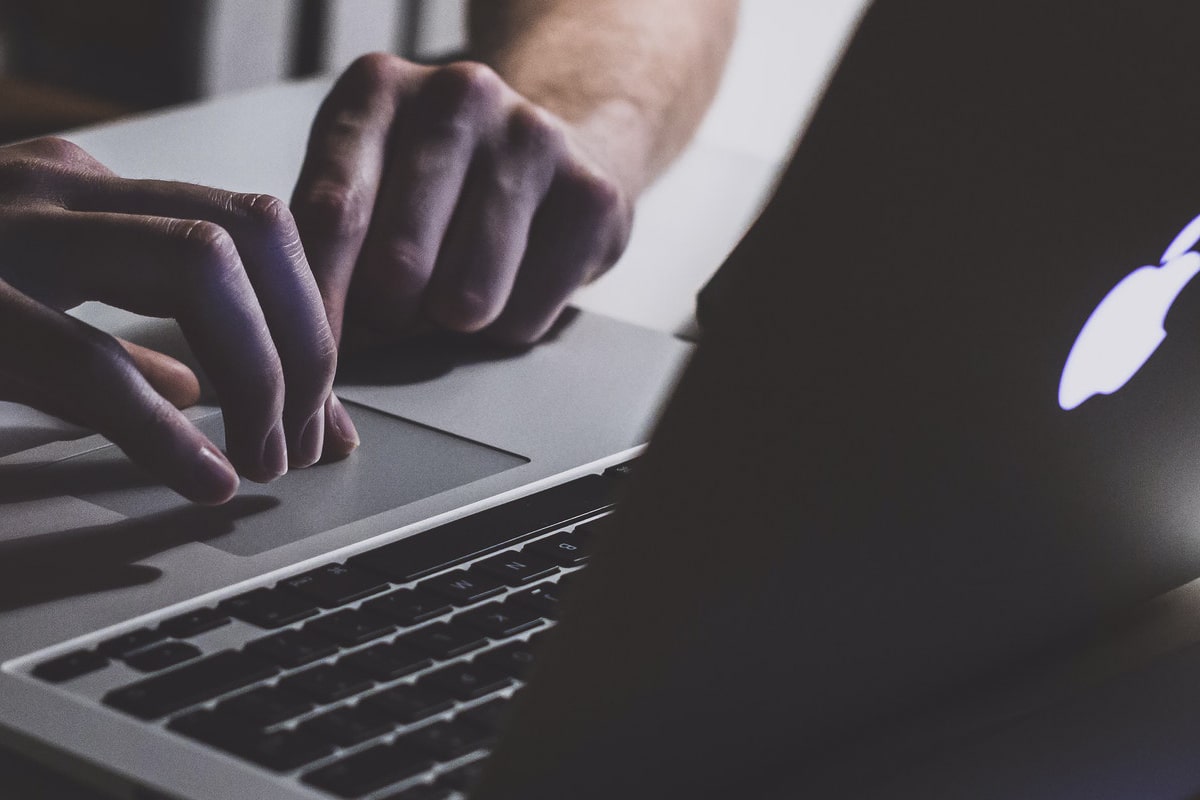 usuário utilizando teclado de macbook