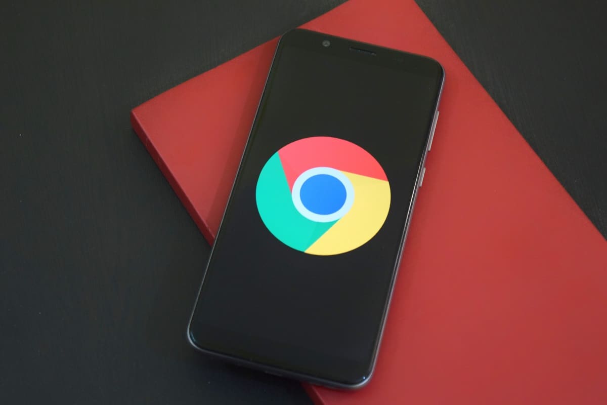 Display de celular com ícone do Google Chrome, em cima de um livro
