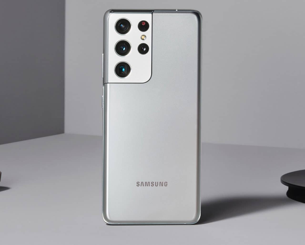 Para caber no smartphone, sistema de zoom do Galaxy S21 Ultra utiliza espelhos combinados.