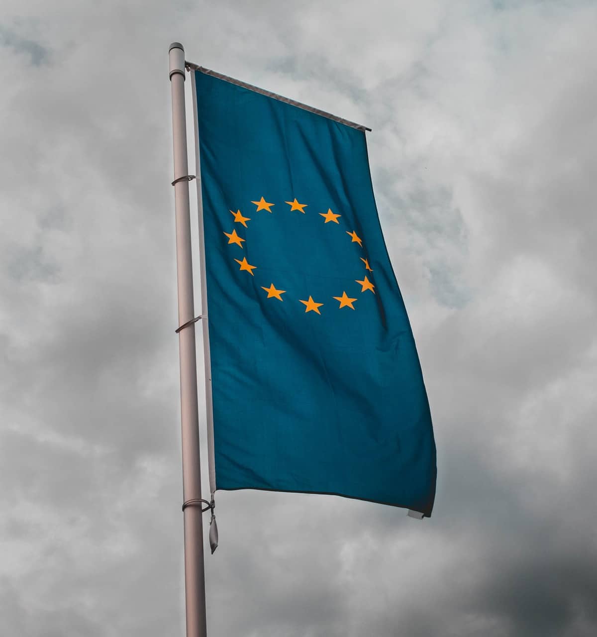 União Europeia fecha o cerco às redes sociais