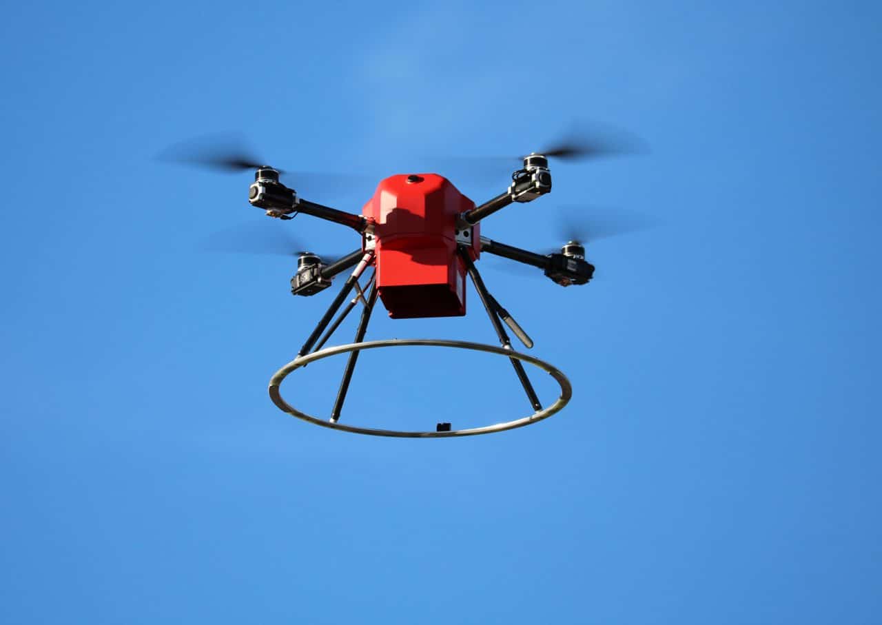 Drone Scout voando em um céu sem nuvens